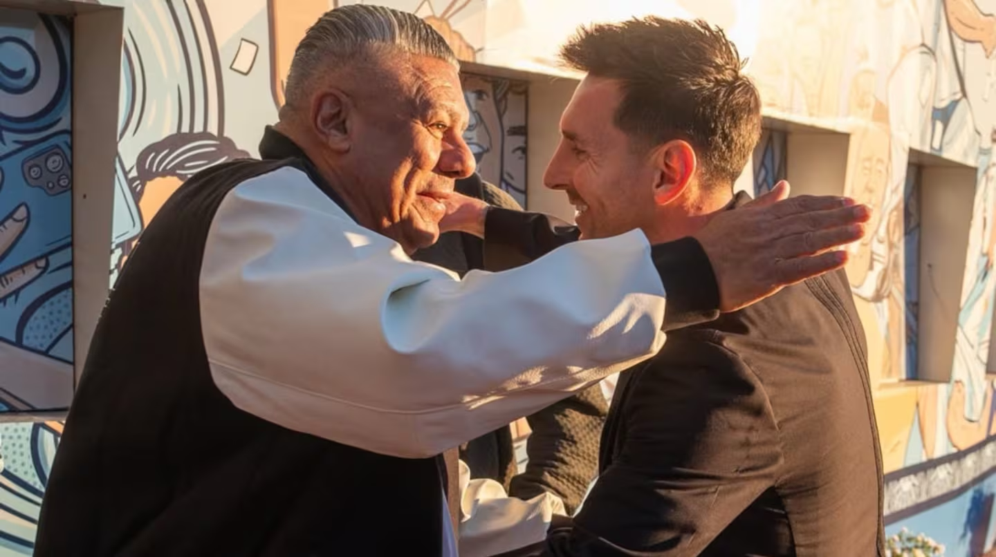 Tapia recibió a Messi en Ezeiza antes de los amistosos