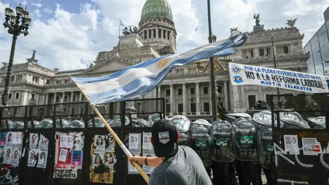 La reforma laboral vuelve a regir tras un fallo judicial y el Gobierno celebra la decisión