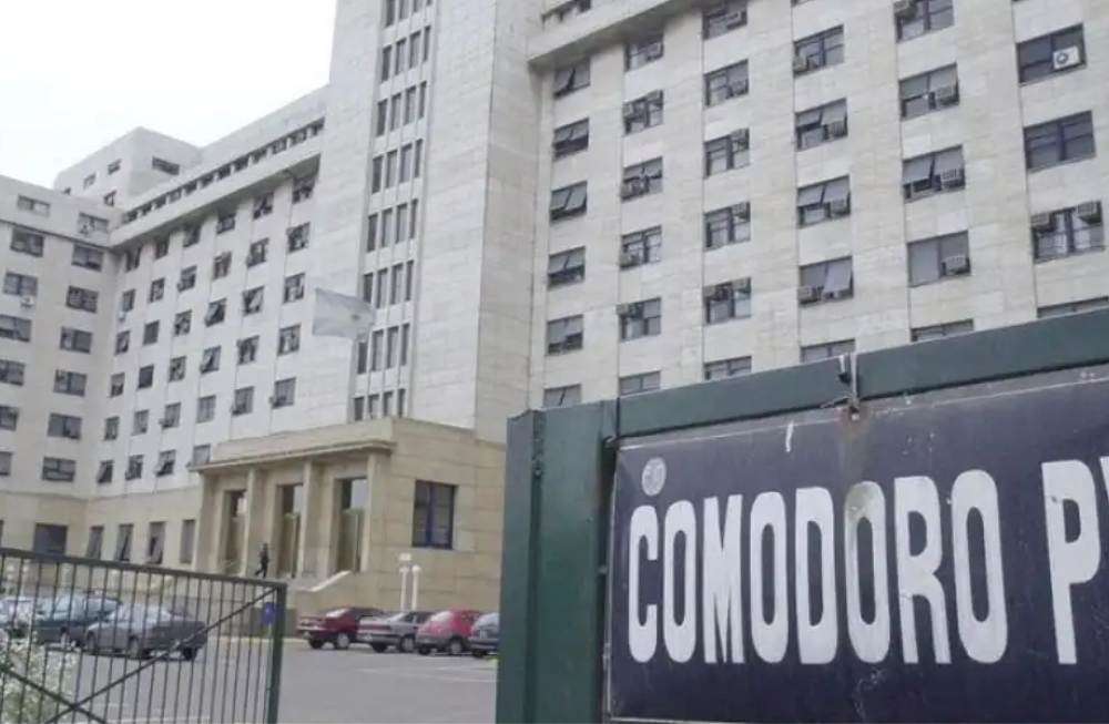 Declaran las jubiladas por la compra del departamento de Adorni