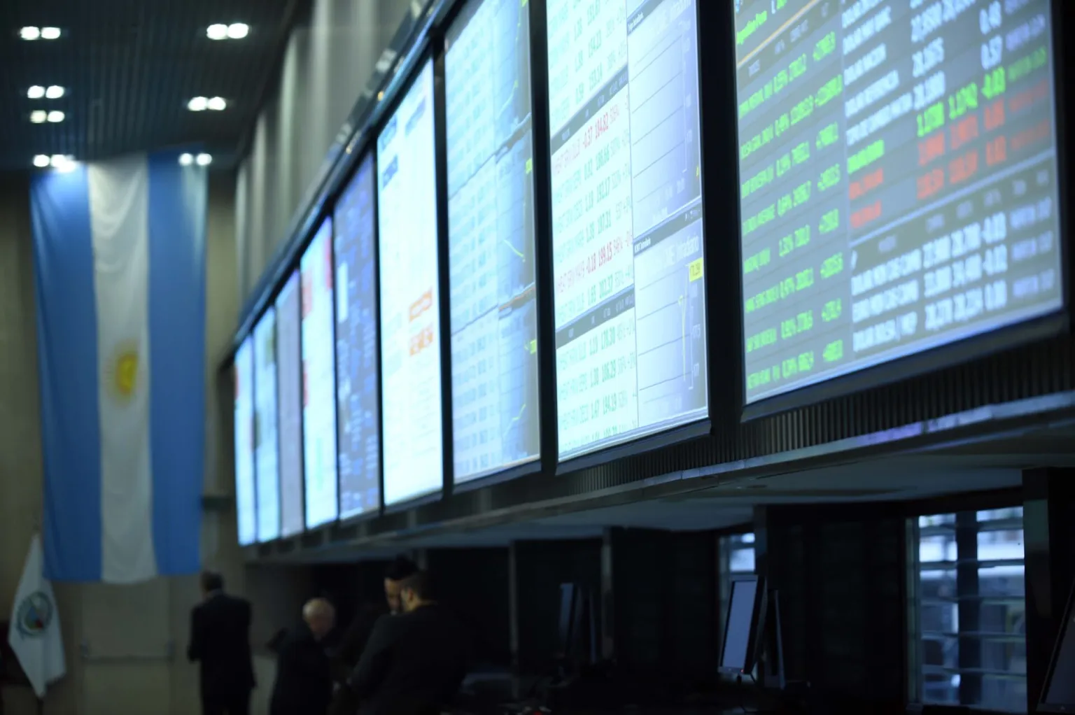 El petróleo supera los US$105 y golpea a los mercados globales por la tensión en Medio Oriente