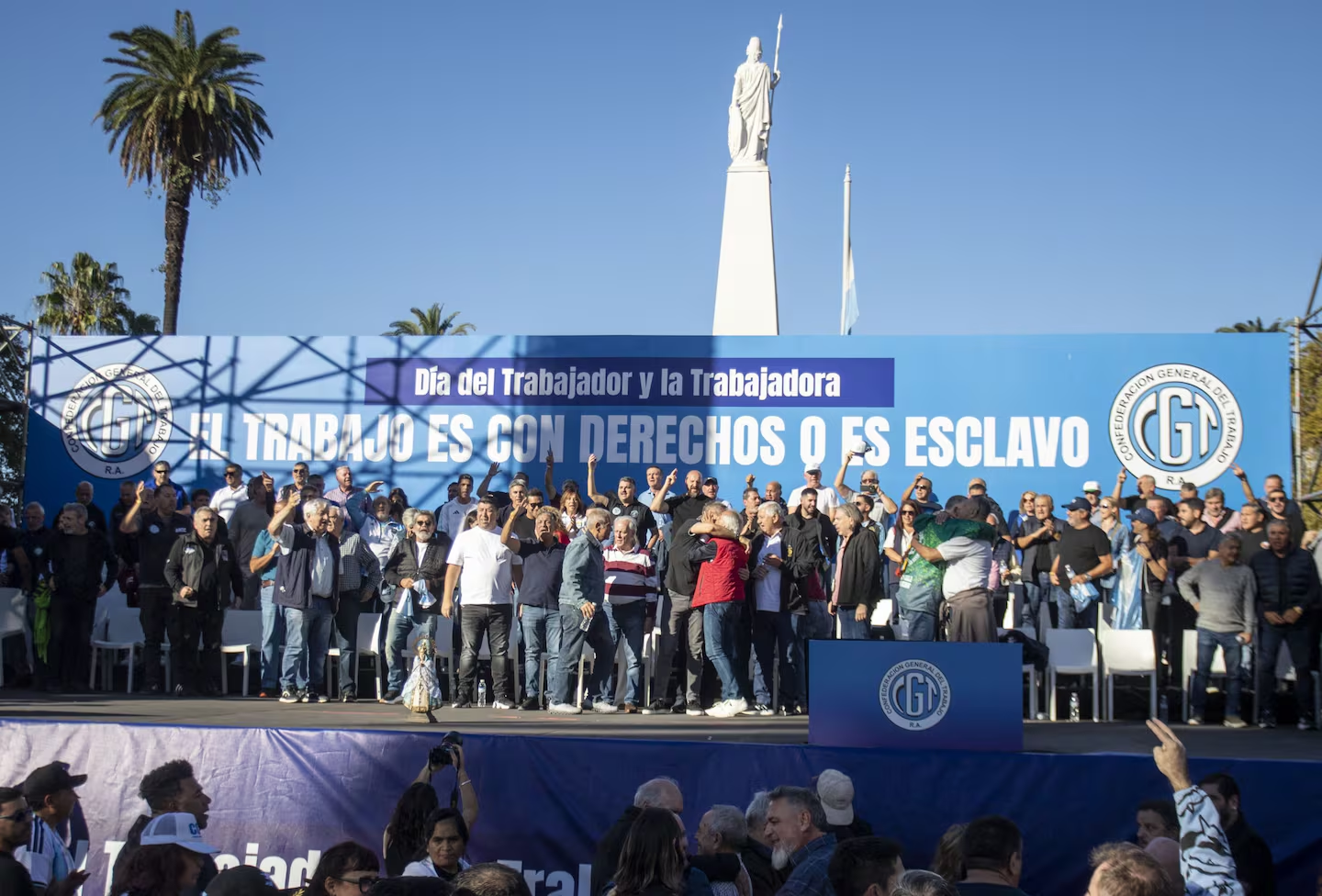 La CGT encabezó un acto en Plaza de Mayo con duras críticas al Gobierno y llamó a profundizar el conflicto