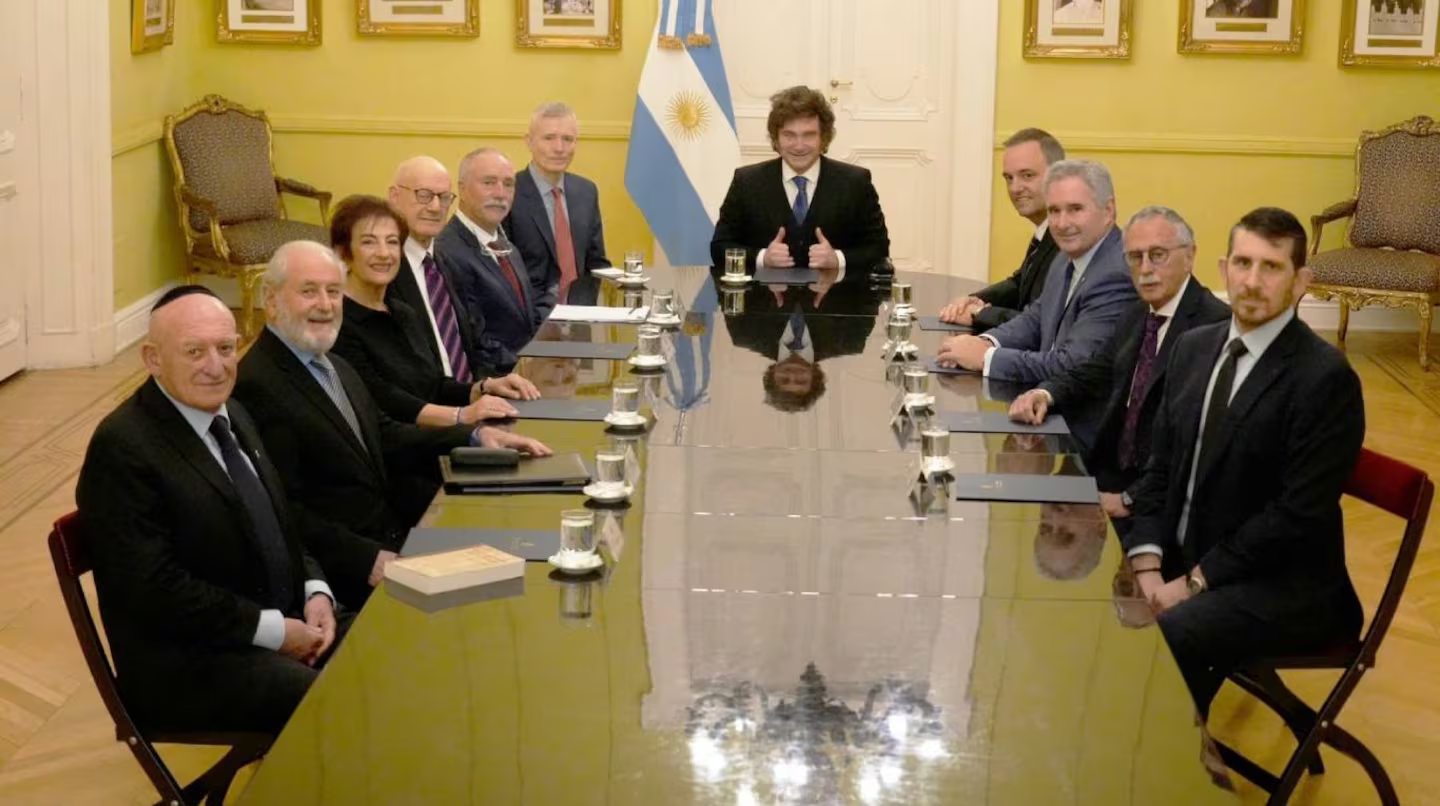 Milei respaldó a Adorni en Casa Rosada en medio de la investigación judicial