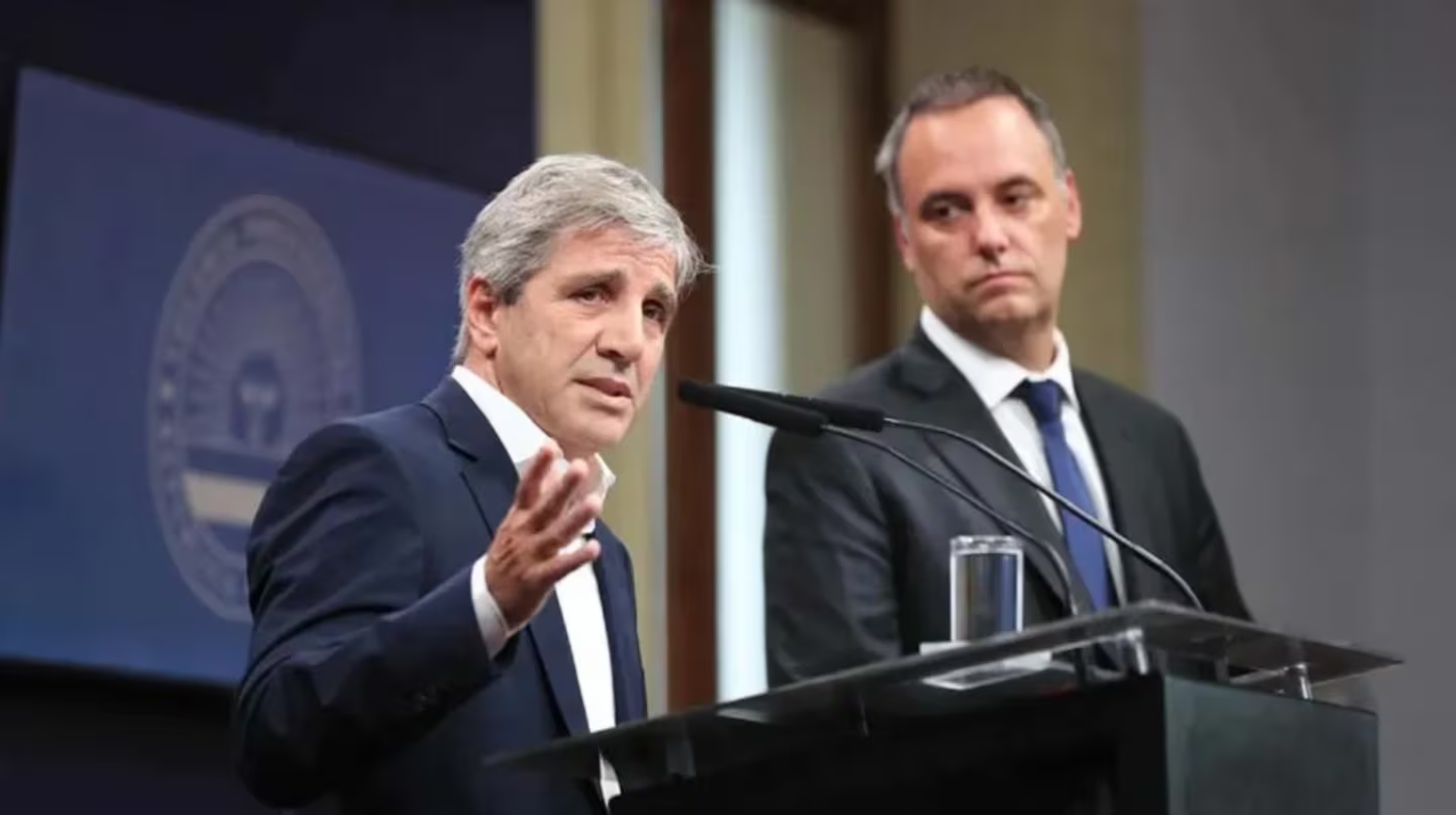Caputo afirmó que la situación judicial de Manuel Adorni no impacta en la economía argentina