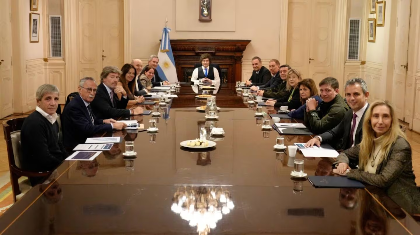 Milei respaldó a Adorni y avanzó con cambios en el Presupuesto y nuevos recortes