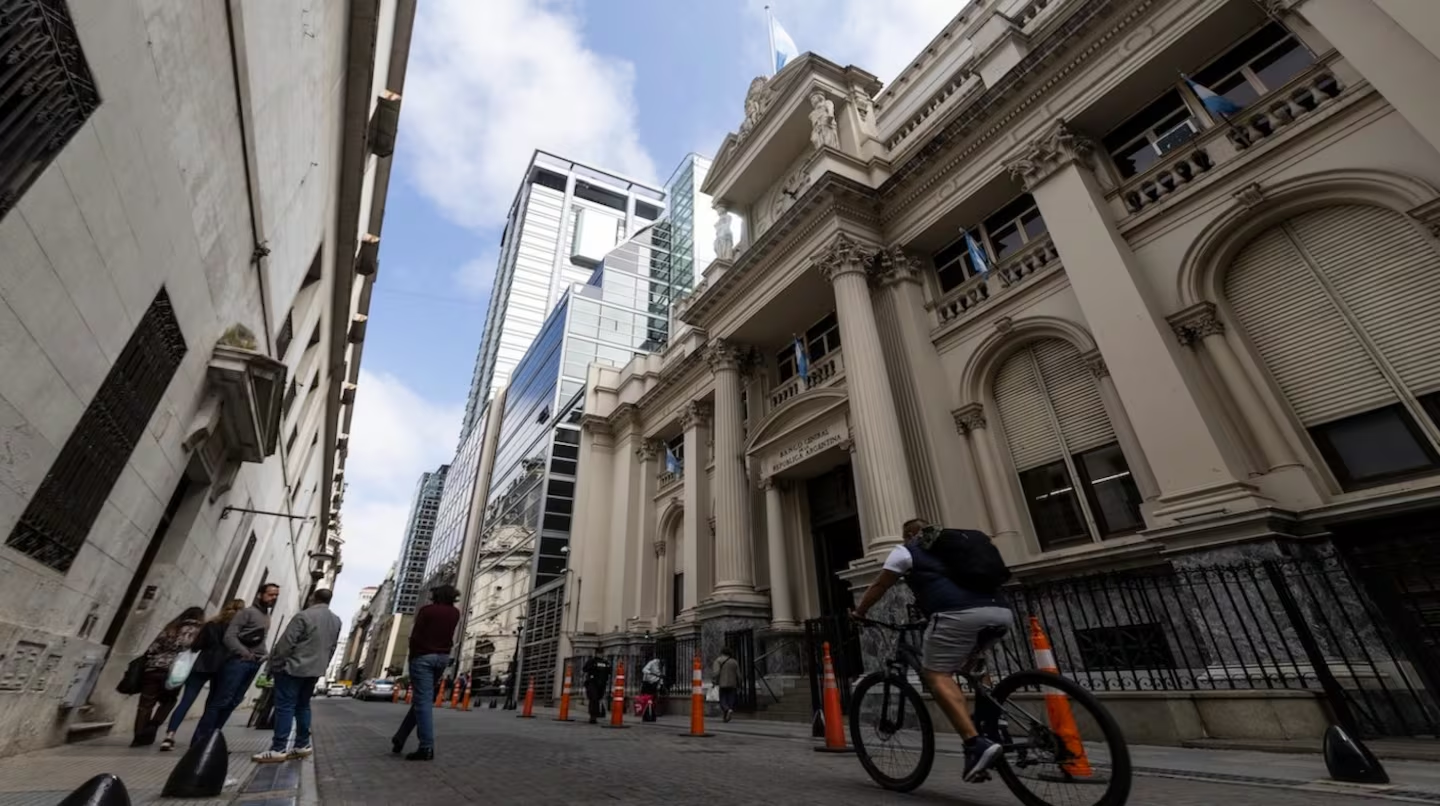 Los ahorristas reforzaron su apuesta al dólar y marcaron un récord mensual en 2026