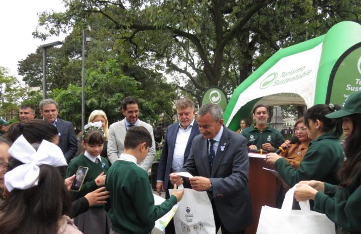 Plaza Independencia reunió a familias y estudiantes en una jornada de educación ambiental
