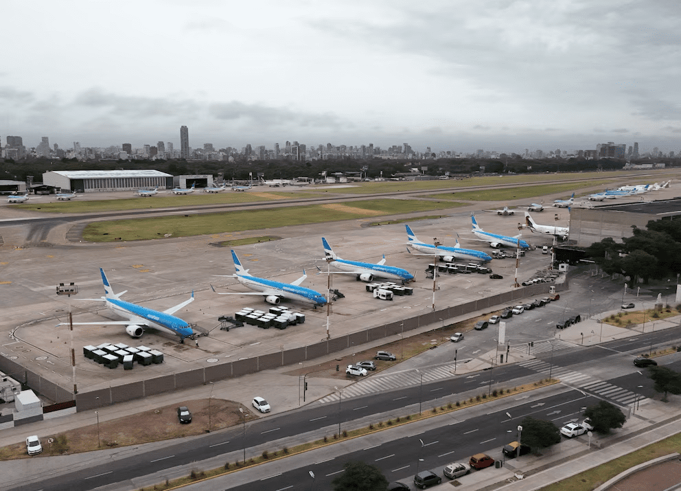 Viajar en avión será más caro: el Gobierno aumentó una tasa aeroportuaria en más de 500%