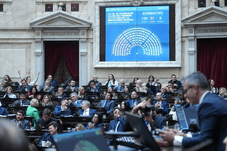 Diputados aprobó el acuerdo con holdouts por US$171 millones tras una sesión marcada por cruces políticos