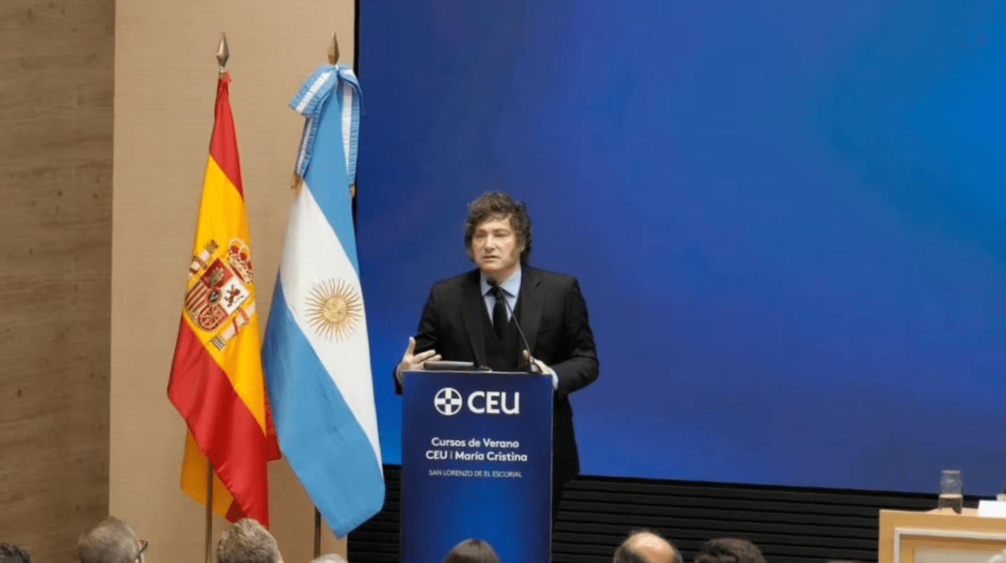 Milei respaldó a Adorni, pero advirtió que lo apartará del cargo si la Justicia lo declara culpable