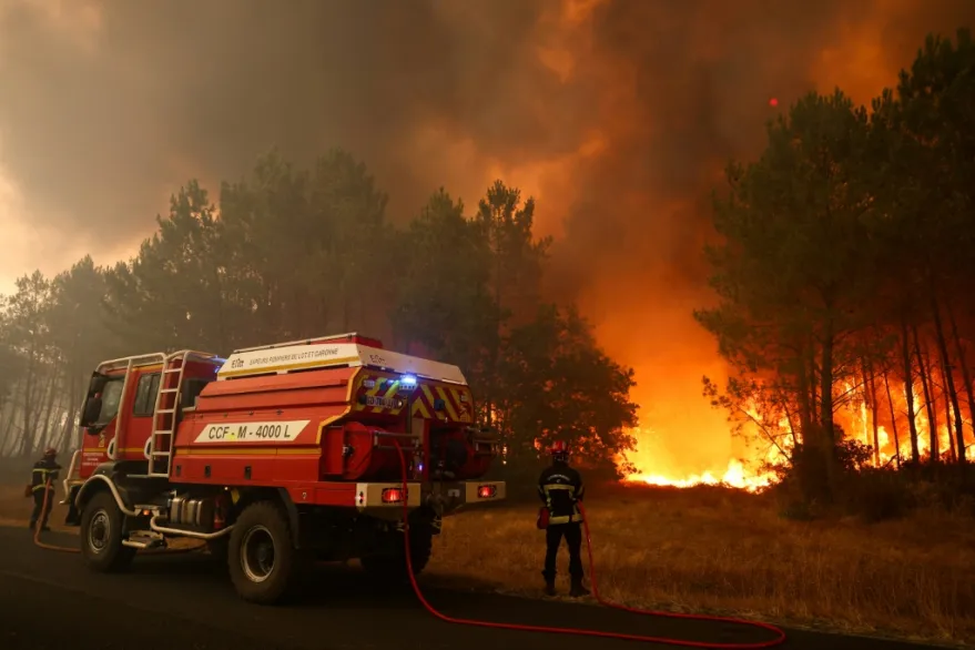 Europa enfrenta una crisis por incendios forestales con evacuaciones masivas y víctimas fatales