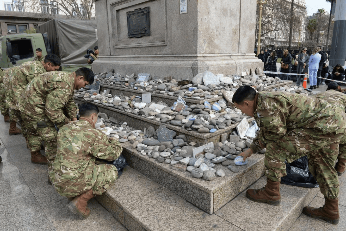 Reinstalaron en Plaza de Mayo el memorial con las piedras en homenaje a las víctimas del COVID-19