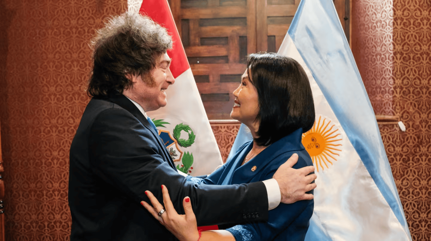 Javier Milei asistió a la asunción de Keiko Fujimori como presidenta de Perú