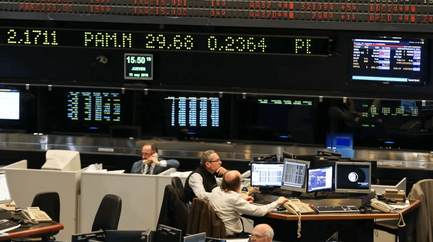 La incertidumbre global golpeó a los activos argentinos: subieron el riesgo país y el dólar, mientras cayeron acciones y bonos