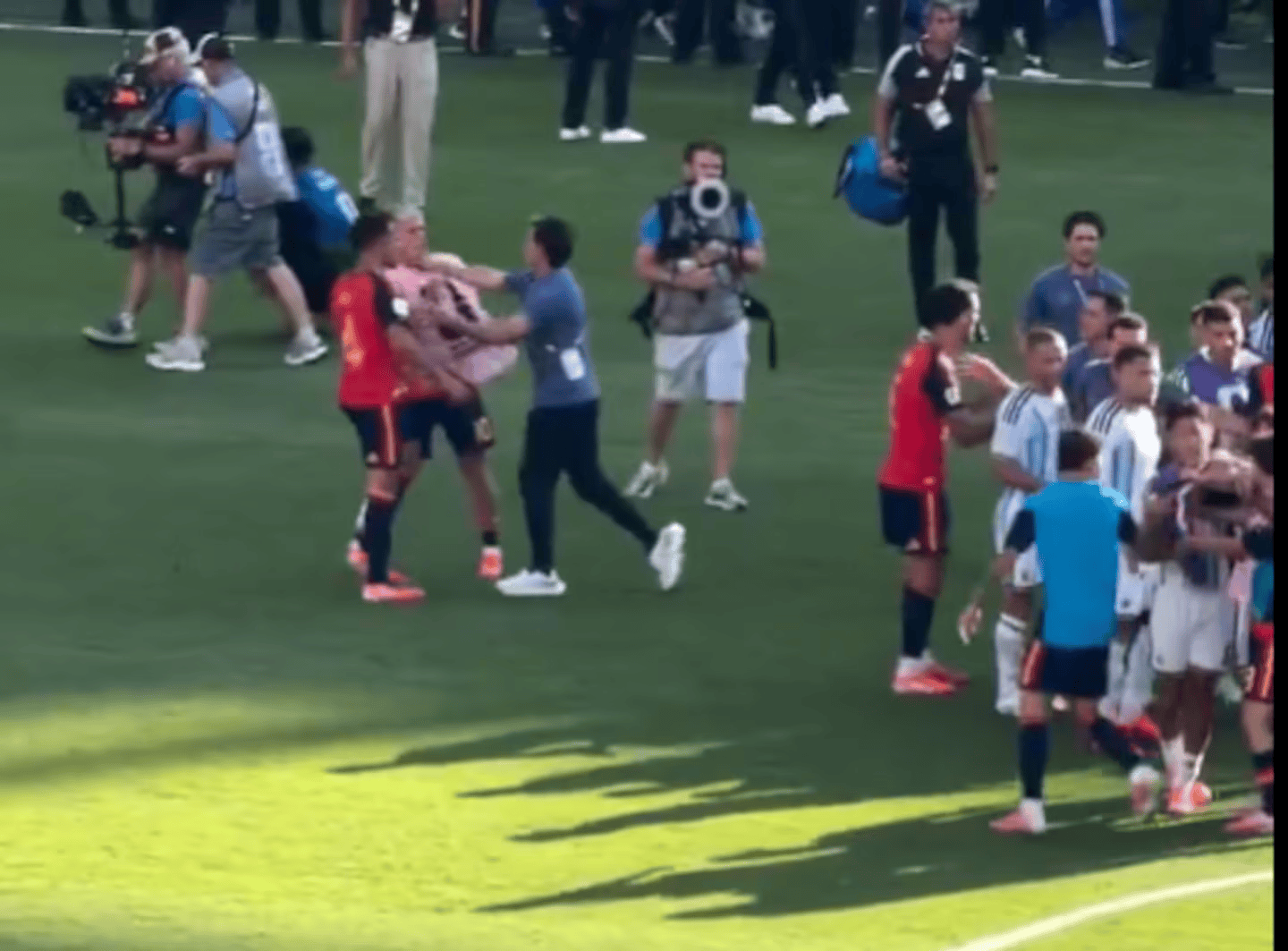 El DT de España cuestionó la reacción de jugadores argentinos tras la final del Mundial: «No se puede permitir»