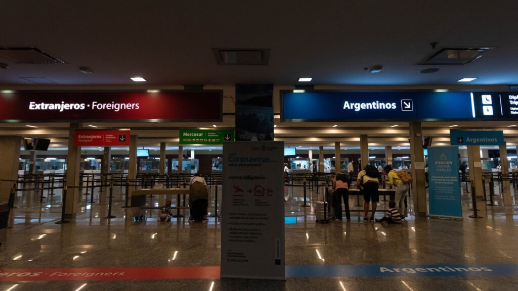 El Gobierno refuerza los controles migratorios y amplía los operativos en todo el país